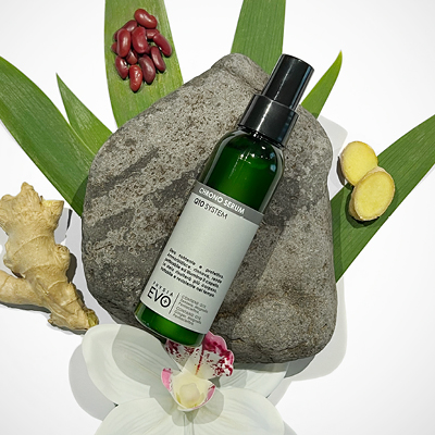 immagine del prodotto Chrono Serum ambientato in un sasso con attorno tutti gli ingredienti